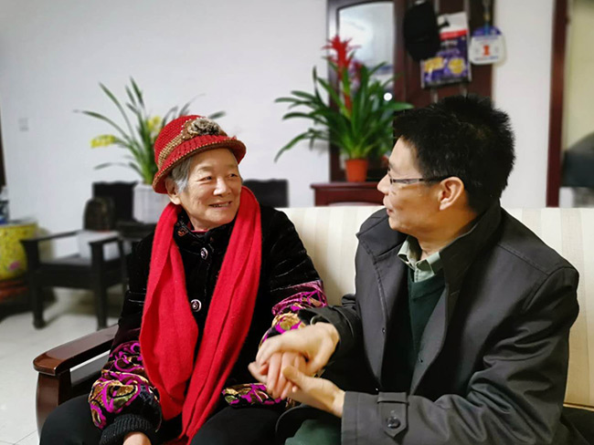 王仕军书记一行慰问老科技工作者向维瑂女士-(2)