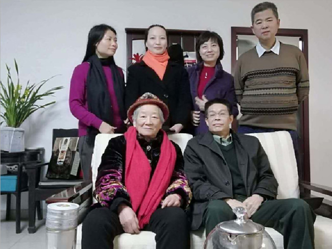 王仕军书记一行慰问老科技工作者向维瑂女士-(1)