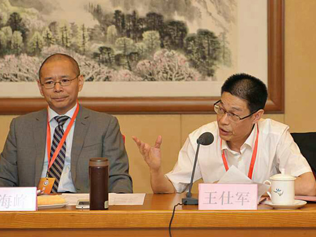 王仕军书记和中国社会科学院何海峰在一起