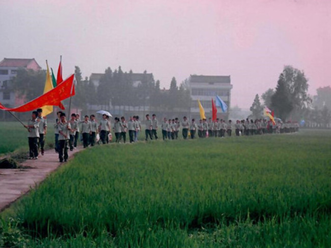中国人民解放军汉中军需工业学校残暑条件下的野营生存训练（7）