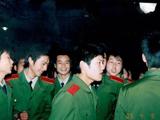 中国人民解放军汉中军需工业学校毕业生工作安置上岗前合影留念-(5)