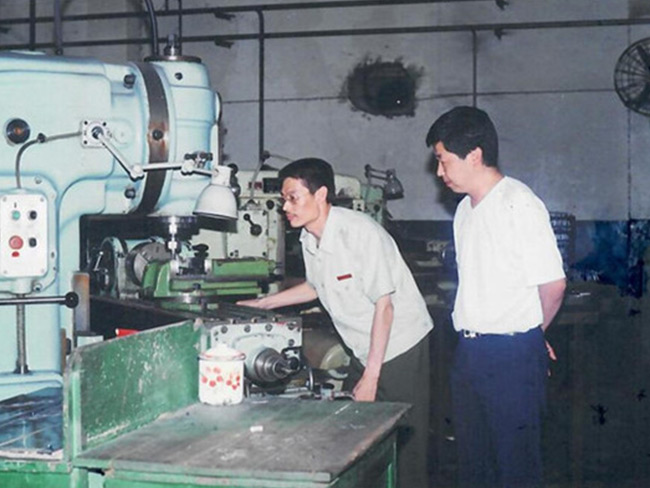 王仕军校长指导我校机电系学员进行精工实习-(1)