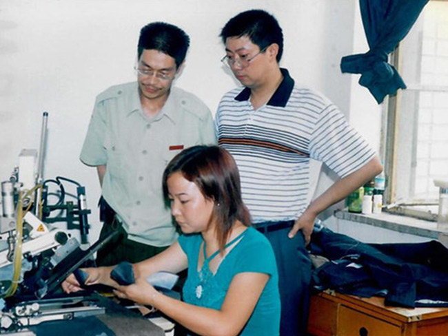 王仕军校长指导我校服装设计与工艺专业学员进行生产教学实习-(11)