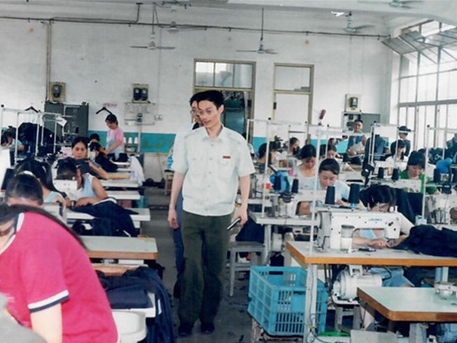 王仕军校长指导我校服装设计与工艺专业学员进行生产教学实习-(8)