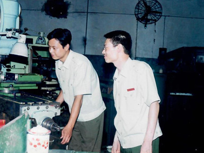 王仕军校长指导我校机电系学员进行精工实习-(2)