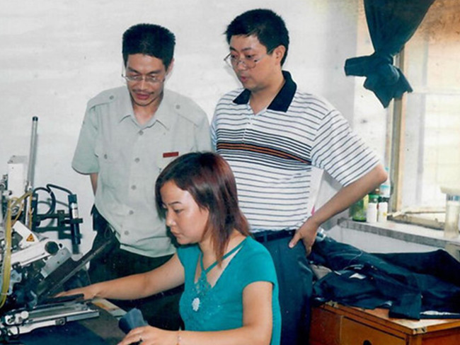 王仕军校长指导我校服装设计与工艺专业学员进行生产教学实习-(3)