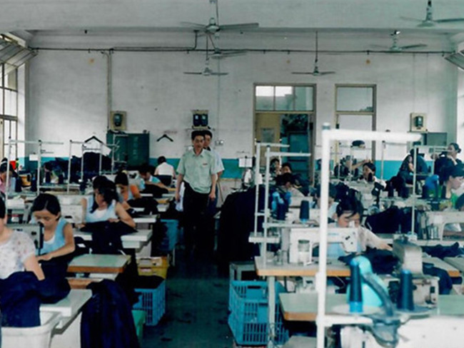 王仕军校长指导我校服装设计与工艺专业学员进行生产教学实习-(2)