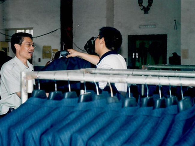王仕军校长指导我校服装设计与工艺专业学员进行生产教学实习-(1)