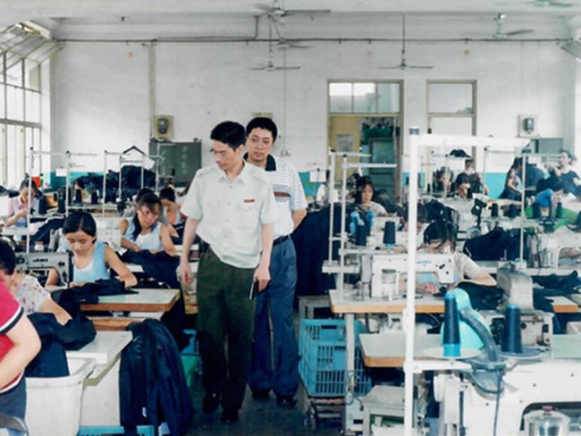 王仕军校长指导我校服装设计与工艺专业学员进行生产教学实习-(5)