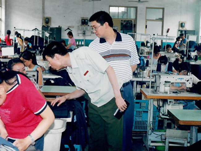 王仕军校长指导我校服装设计与工艺专业学员进行生产教学实习-(7)