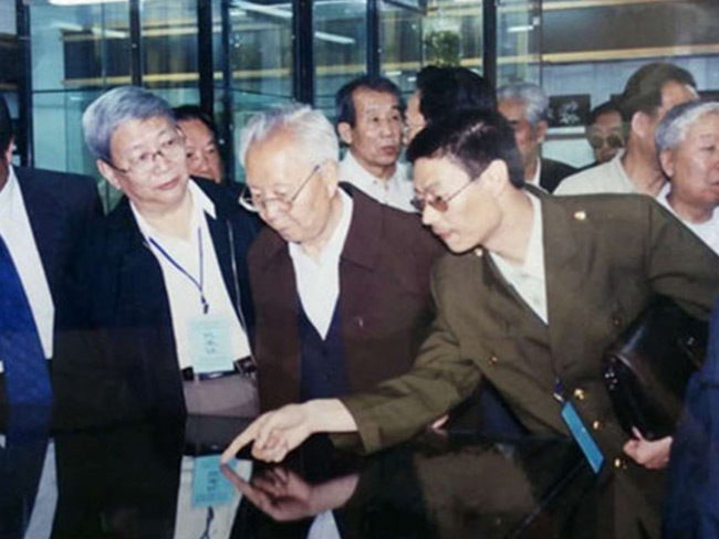 1997年教育部人事司司长毕风来校视察指导