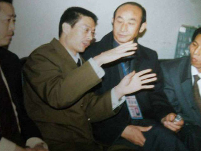 2003年中国报道编委一行来校对王仕军校长进行专访